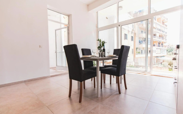 UNIQUE 2 Bedroom in AMAZING location NEAR the SEA