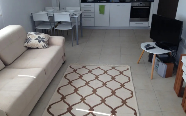Babylon 40 - 2 bed Private Home Sleeps Up To 6 Close to Everything