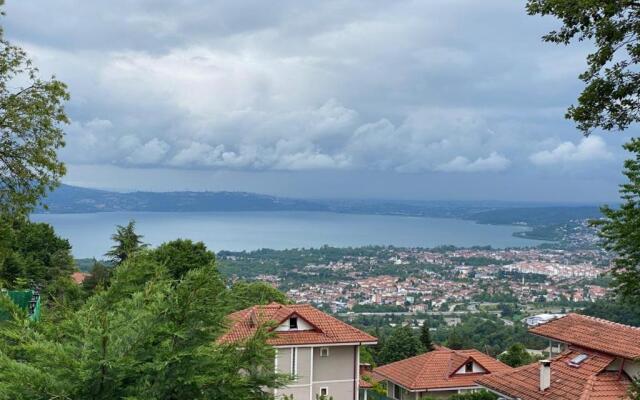 Sapancada Göl Manzarali Özel Havuzlu 3+1 Vi̇lla