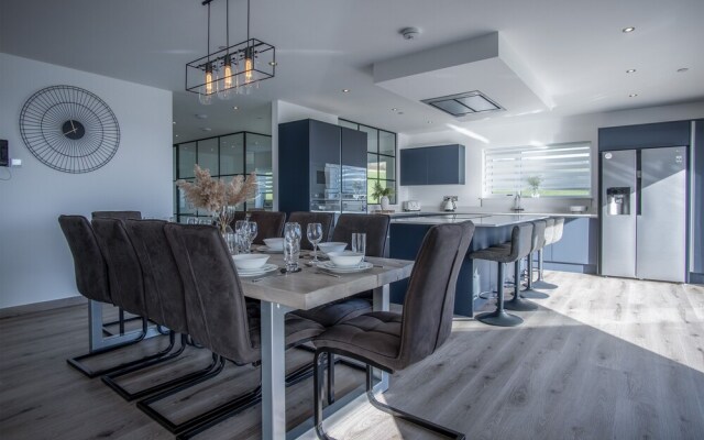 Sunrise - 5 Bedroom Home - Pendine