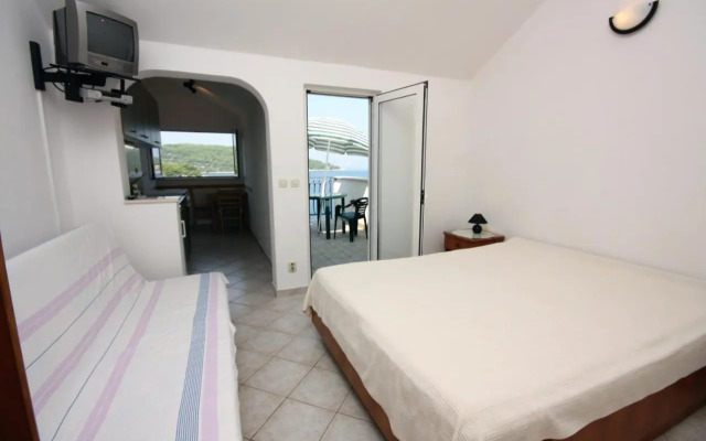 Apartments by the sea Necujam, Solta - 5182