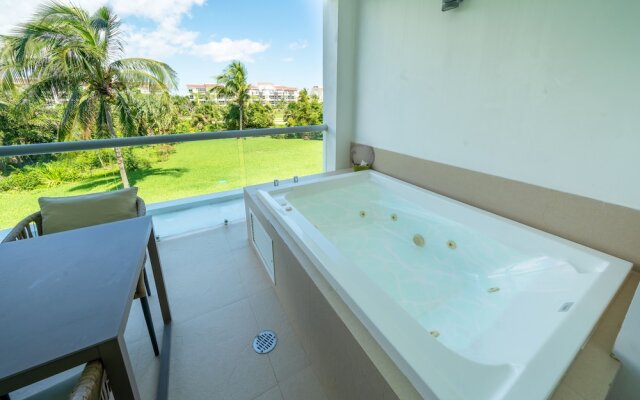 Sirenita G. Infinity pool - At Mareazul