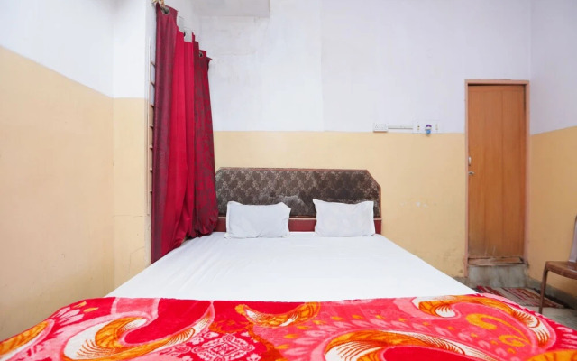 SPOT ON 45472 Hotel Savitri