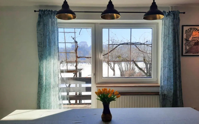 Deerwood-2-Storey Garden Apartment with Castle view Balcony