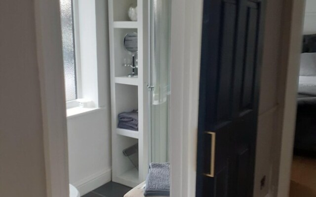 Walking Distance to Town Free Parking & Wifi