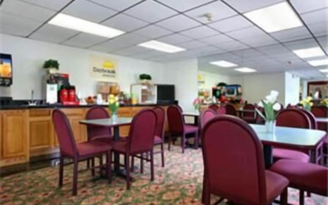 Travelodge by Wyndham Waukegan Gurnee