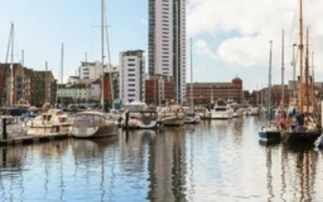 Charming 2-bed Apartment in Swansea