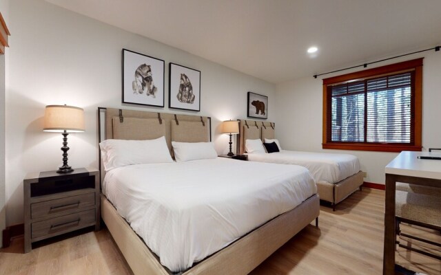 Timbers 6 Updated and Pet-Friendly, Private Jacuzzi, Private Garage by RedAwning