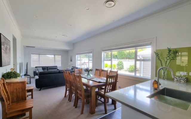 Cheerful 5 - Bedroom Home - Free Parking