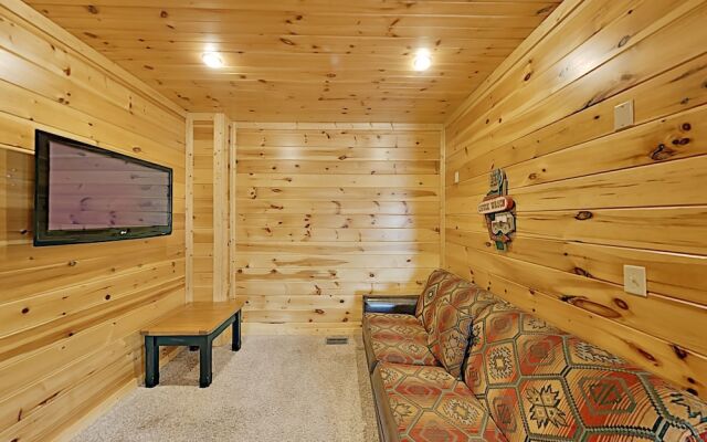 Gatlinburg Falls W/ Hot Tub & Big Views! 2 Bedroom Cabin