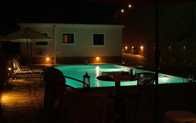 Sarantos Pool Suites