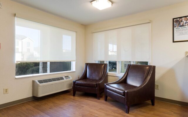 HomeTowne Studios by Red Roof Lake Charles - Sulphur