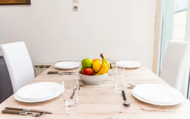 Cozy, Spacious & Sunny in Heart of City Center