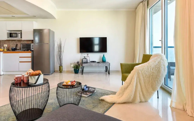 Beautiful w Balcony & Panoramic Sea View