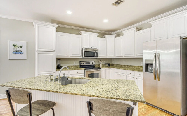 Bright Biloxi Condo: Walk To The Beach!