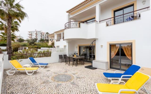 Great 2 bedroom apartment with communal pool