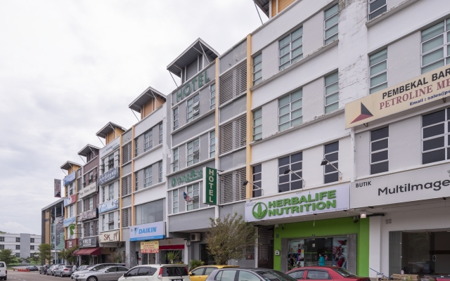 OYO 614 D'PINETREES Hotel