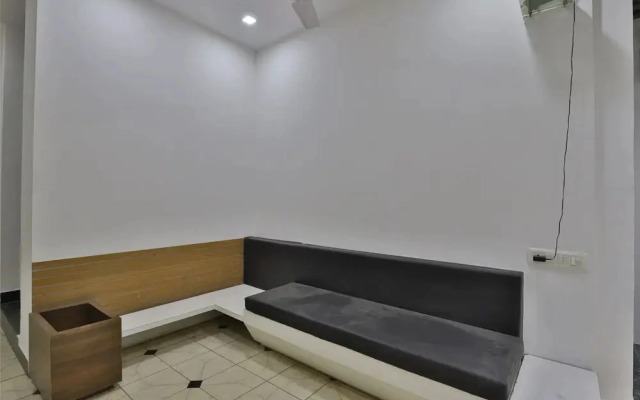 Knk Hotel by OYO Rooms