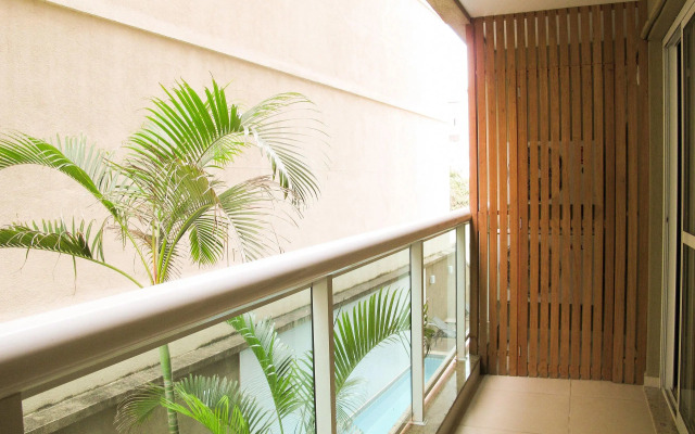 Apartamento com serviços a 300 metros do mar