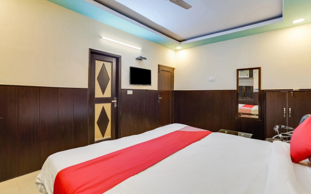 OYO Flagship 77036 Golden Divine Inn