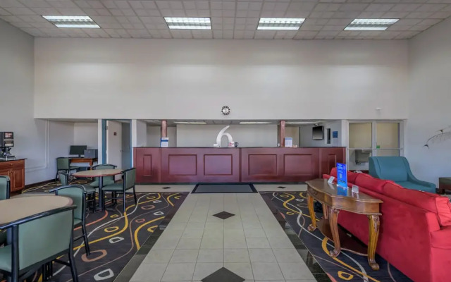 Super 8 Motel - Forsyth