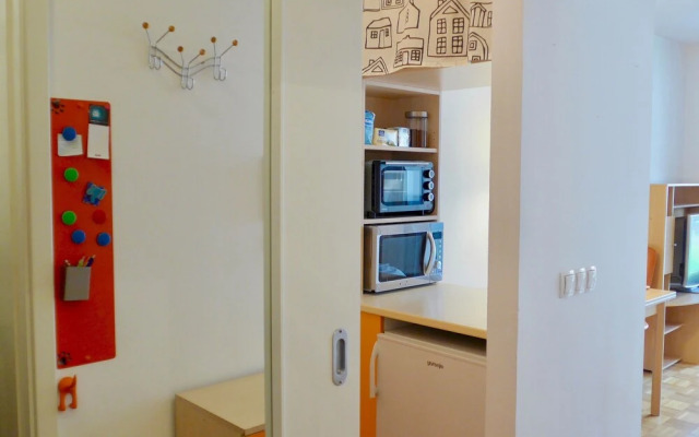 Sunny and Lively Apartment in City, Free Parking