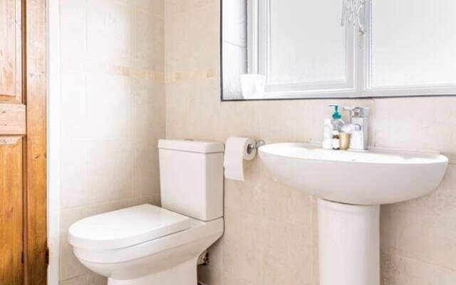 Spacious 3-bed House With car Park Near Heathrow