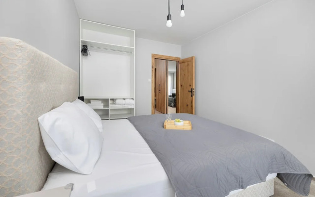 Apartment With Parking by Renters