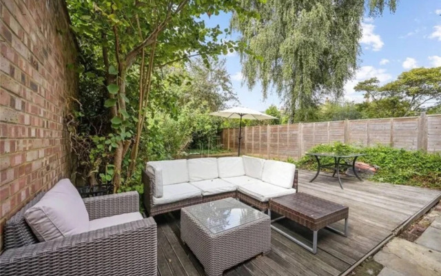 Stylish and Spacious 3 Bedroom Garden Flat in Fulham