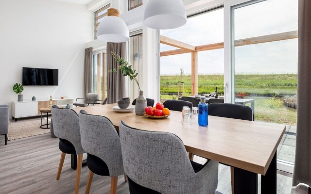 Detached Luxurious Lodge With Washingmachine, Near the Beach