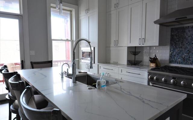Penthouse Level, Stunning Wrigley Stay
