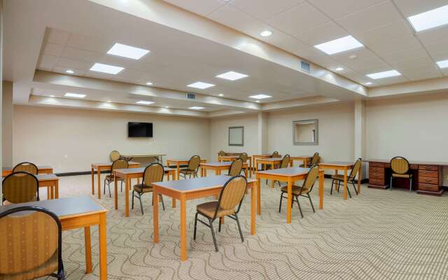 Comfort Suites Fultondale I-65 near I-22