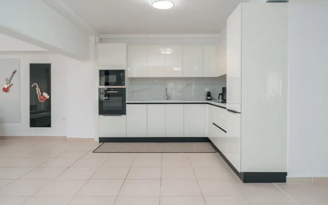 Voula Luxury Modern Living with Garden
