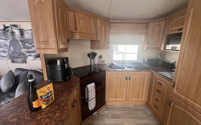 Cozy Cabin Retreat in Towyn