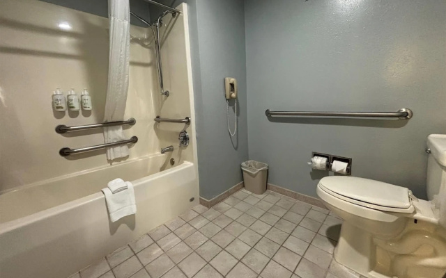 Baymont Inn & Suites Litchfield