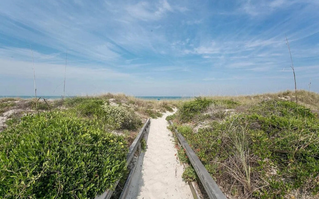 View Ocean & Racquet 8315