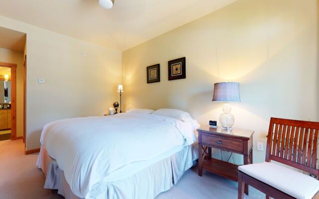 Solstice 18 Beautiful and Modern, Private Washer Dryer, Close to Eagle Lodge by RedAwning