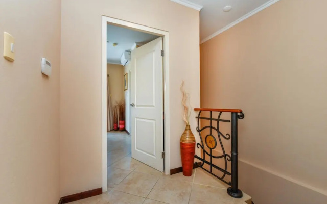 Gated Community 2br3ba Gold Coast Pools GYM