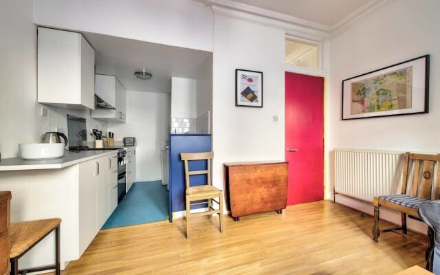 Colourful West End Apartment 2 Double Bedrooms 4 Guests