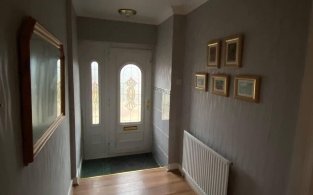 Quiet Secluded two Bedroom Bungalow With Parking