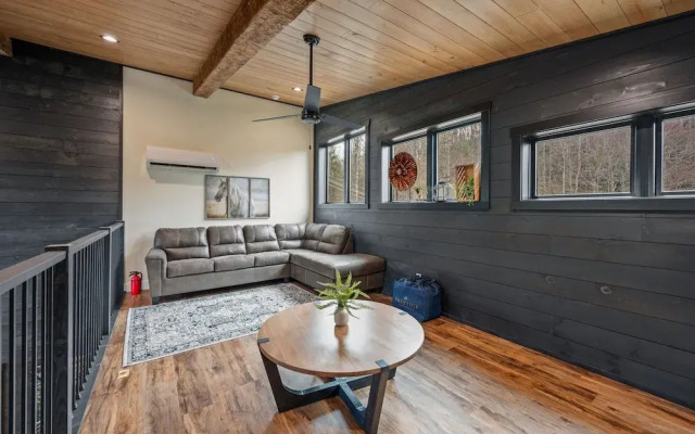 Game Room-hot Tub-10 Mins to Downtown Gatlinburg