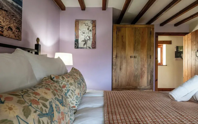 The Threshing Barn-Stunning 5 BD Retreat