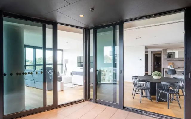 Luxury Melbourne With Albert Park Views