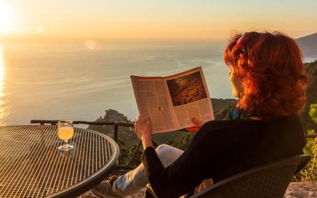 Sunset in the sea by Arbaspàa