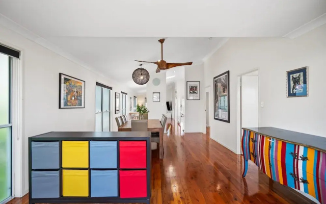 Bright 3-bed Home in Leafy Annerley