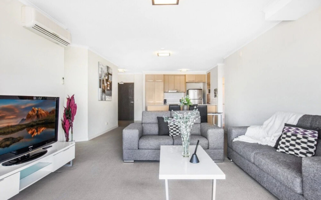 Lakeside Family Oasis With Pool, Gym and Balcony – Guest Rooms – Gold Coast