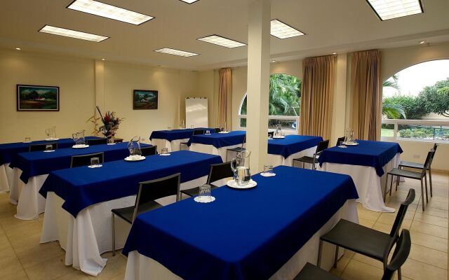 Apartotel & Suites Villas del Rio
