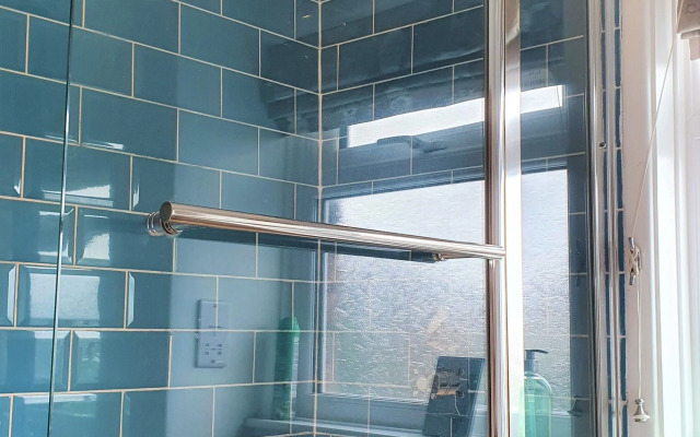 5 Bed, 2 Bath Home + Terrace, Garden & Parking