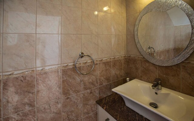 Celebrity Villa Oliver P 14