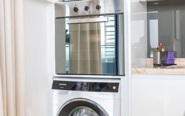 Posh Oceanfront 2BR in Bluewaters Island